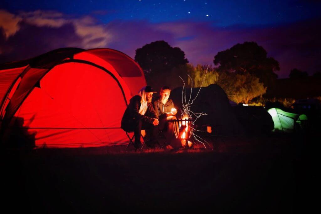 Sac de couchage, chaussures, sacs à dos - comment s’équiper pour partir en bivouac