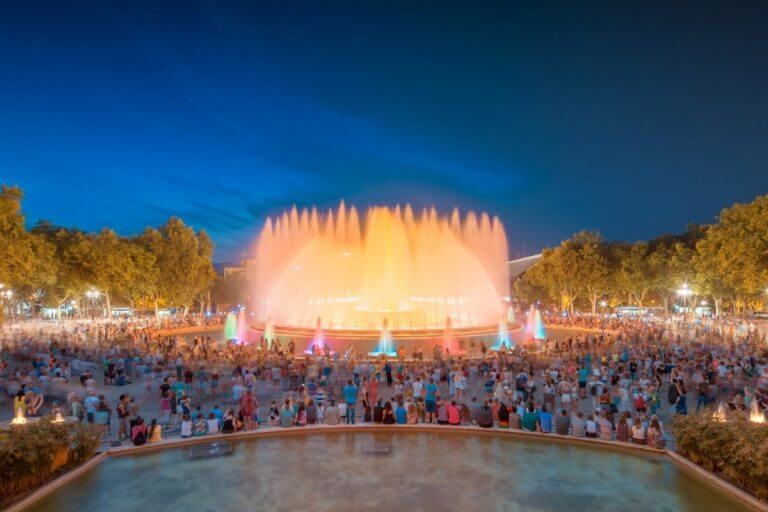 Que choisir entre Futuroscope ou Puy du Fou ?