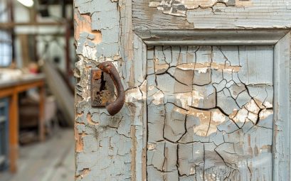 Comment réparer une porte en bois abimée ?
