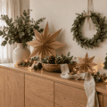 Décorations de Noël faites main en papier kraft, pommes de pin et rubans en lin