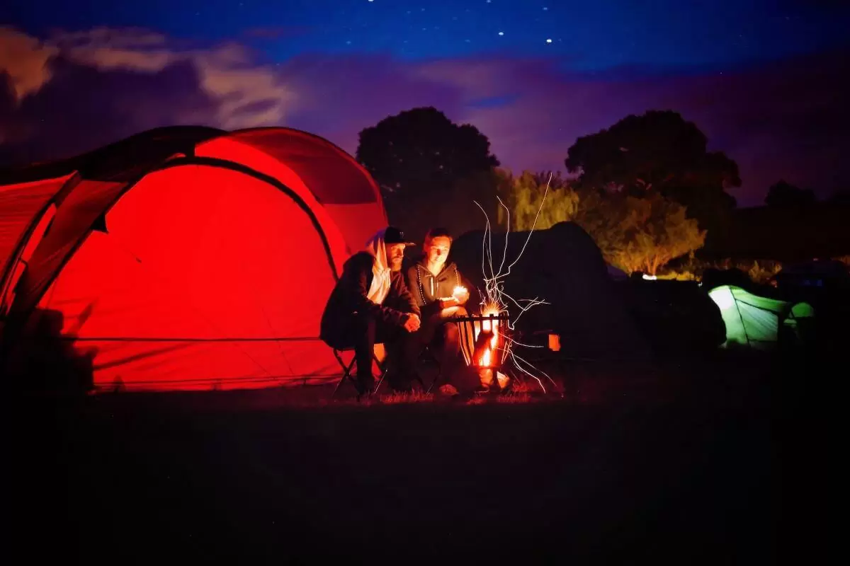Sac de couchage, chaussures, sacs à dos - comment s’équiper pour partir en bivouac
