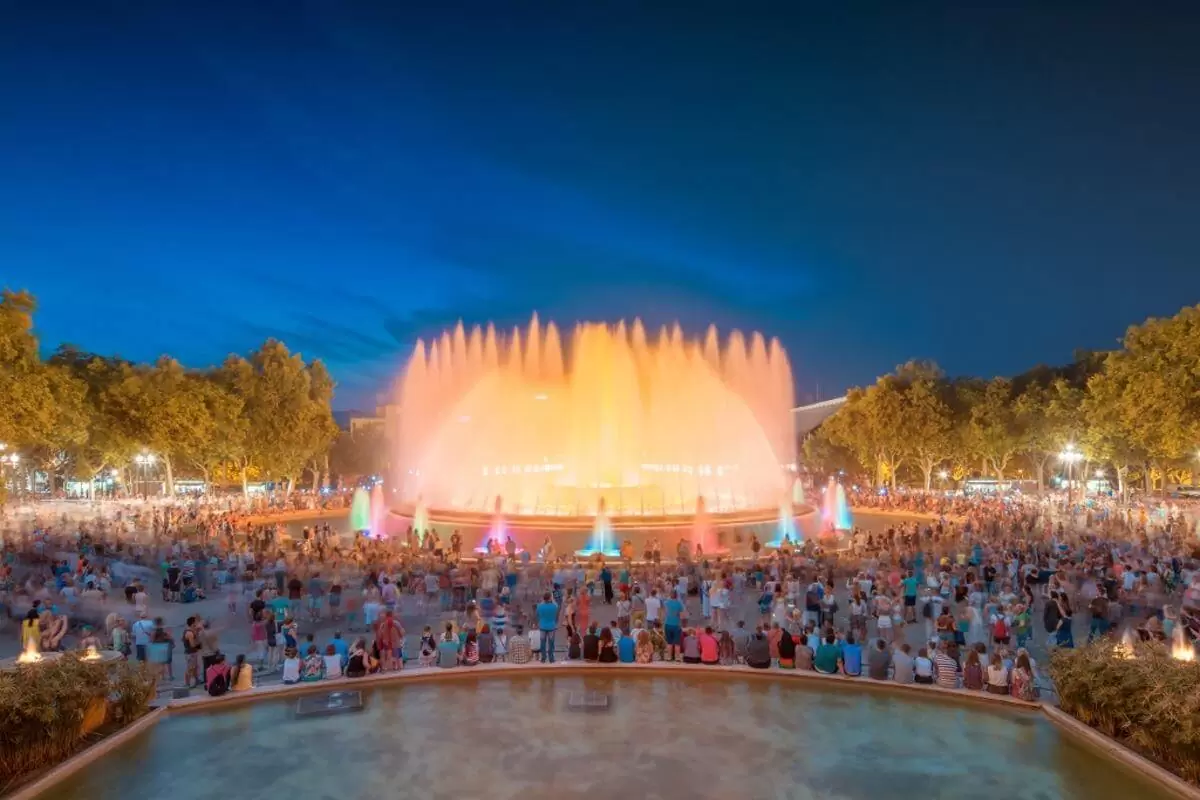 Que choisir entre Futuroscope ou Puy du Fou ?